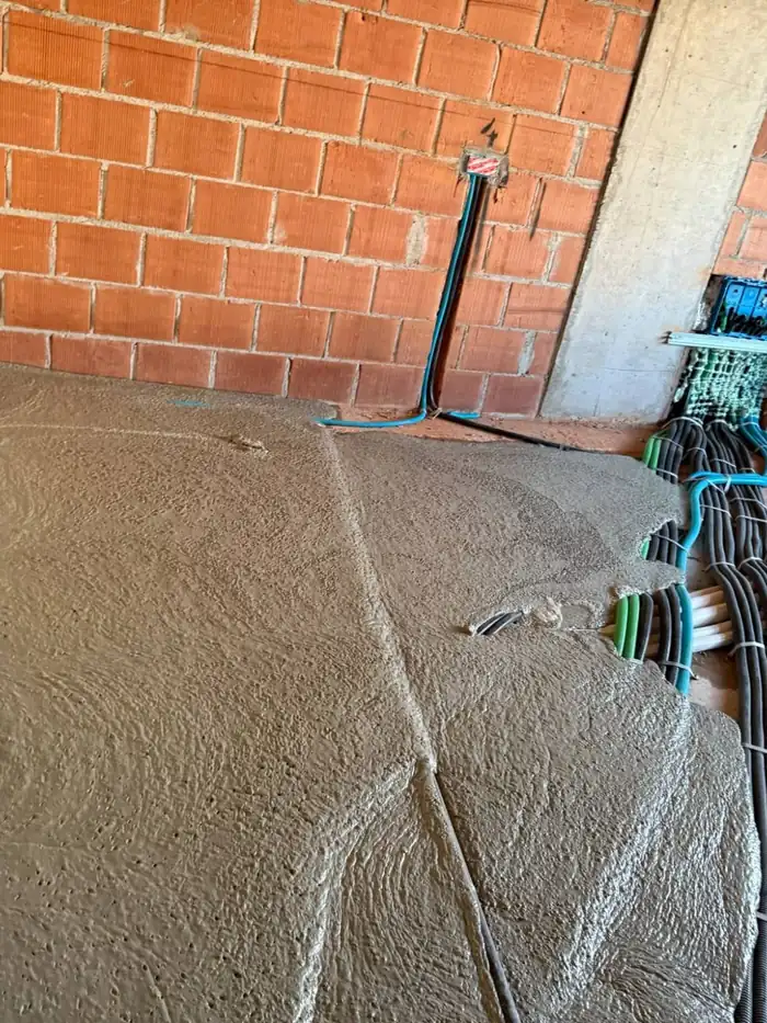 Il bordo fra la zona già gettata e il piano ancora nudo, con i corrugati da affogare