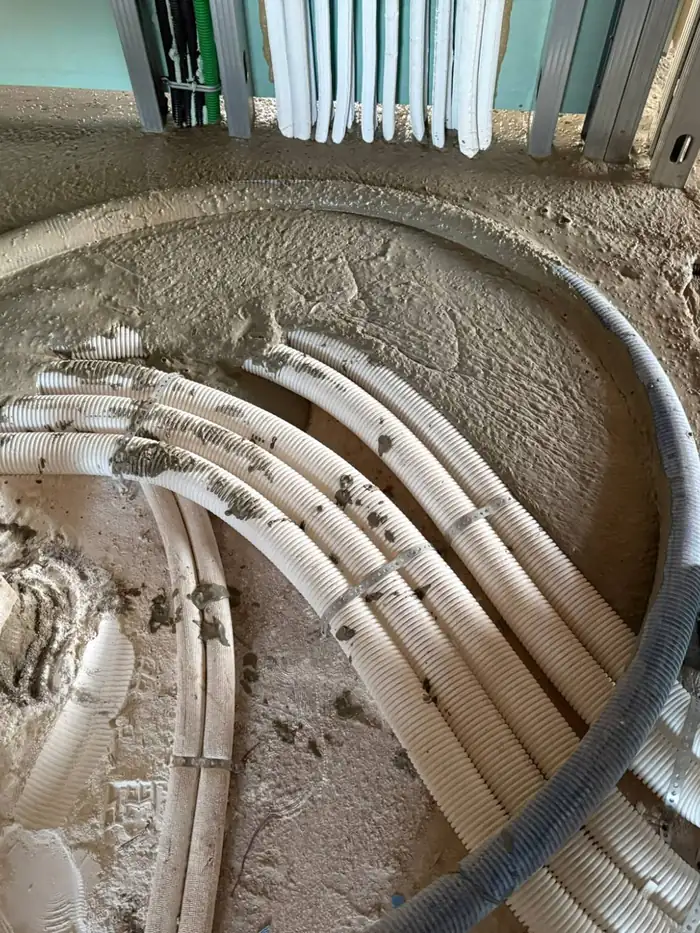Sottofondo alleggerito che affoga i corrugati degli impianti sul solaio