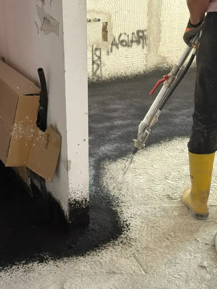 Posa a spruzzo della gomma acustica IsoSpray nel cantiere di Noventa Vicentina
