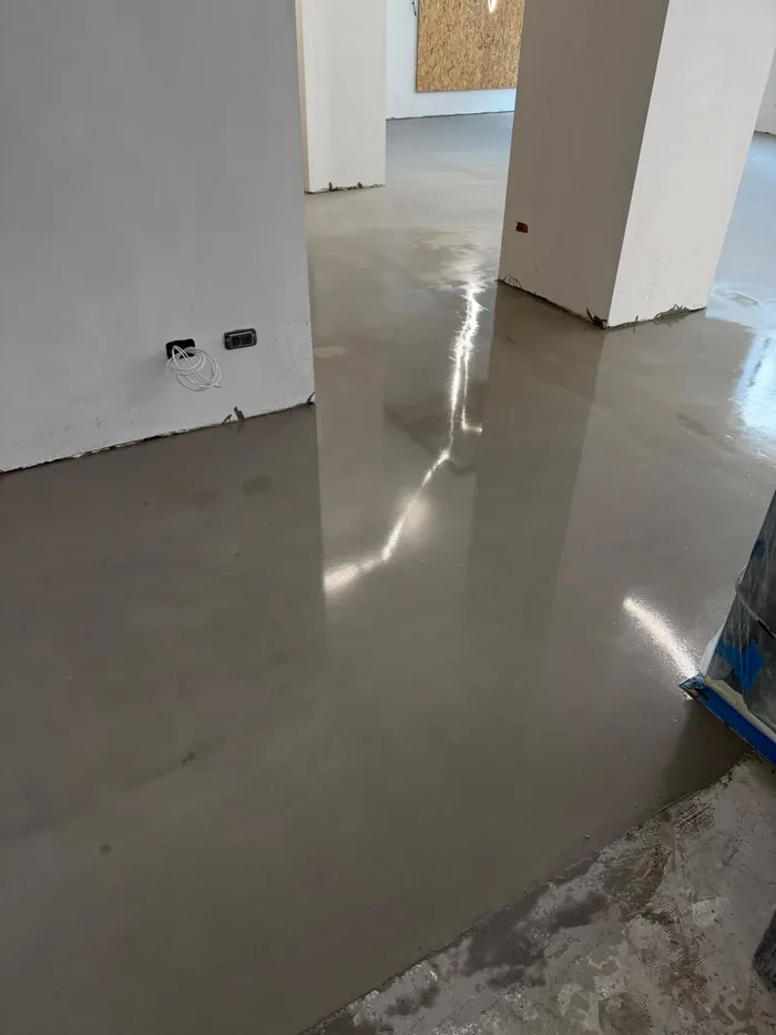 Livellina stesa fra i pilastri di un negozio: la superficie riflette la luce