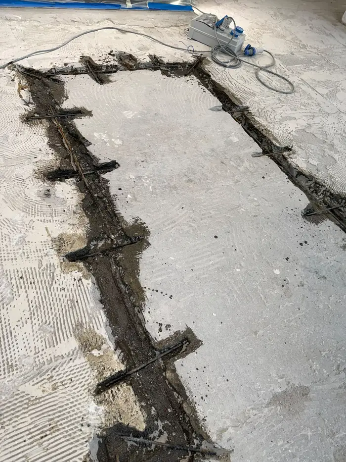 Canali aperti nel fondo con i ferri delle piastre metalliche scoperti