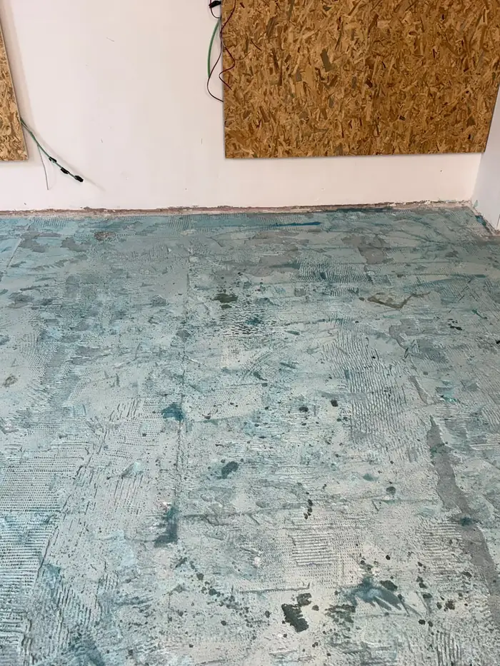 Il primer steso sul fondo: il colore segnala dove e' gia' stato trattato